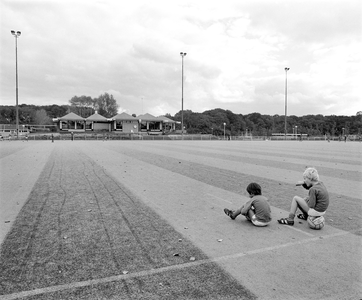 859001 Gezicht op een van de sportvelden en het clubgebouw van Sportvereniging Kampong aan de Laan van ...
